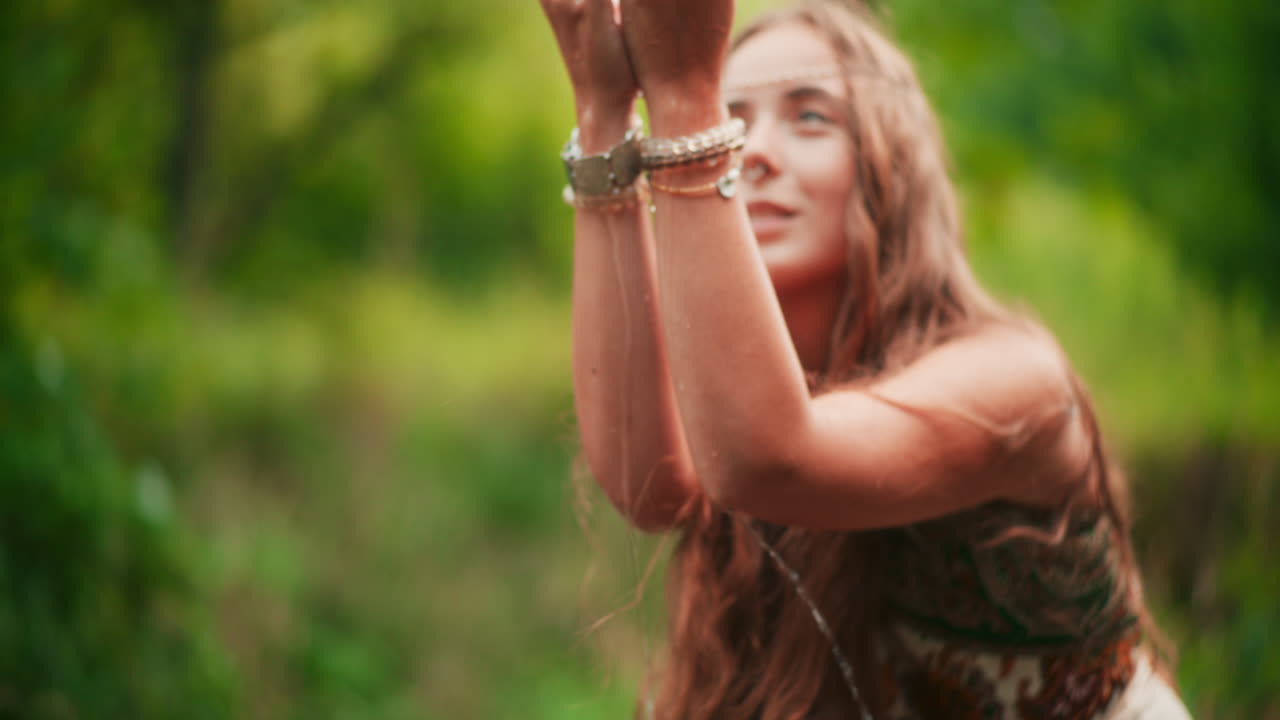 Una donna prende acqua cristallina da un fiume tra le mani
