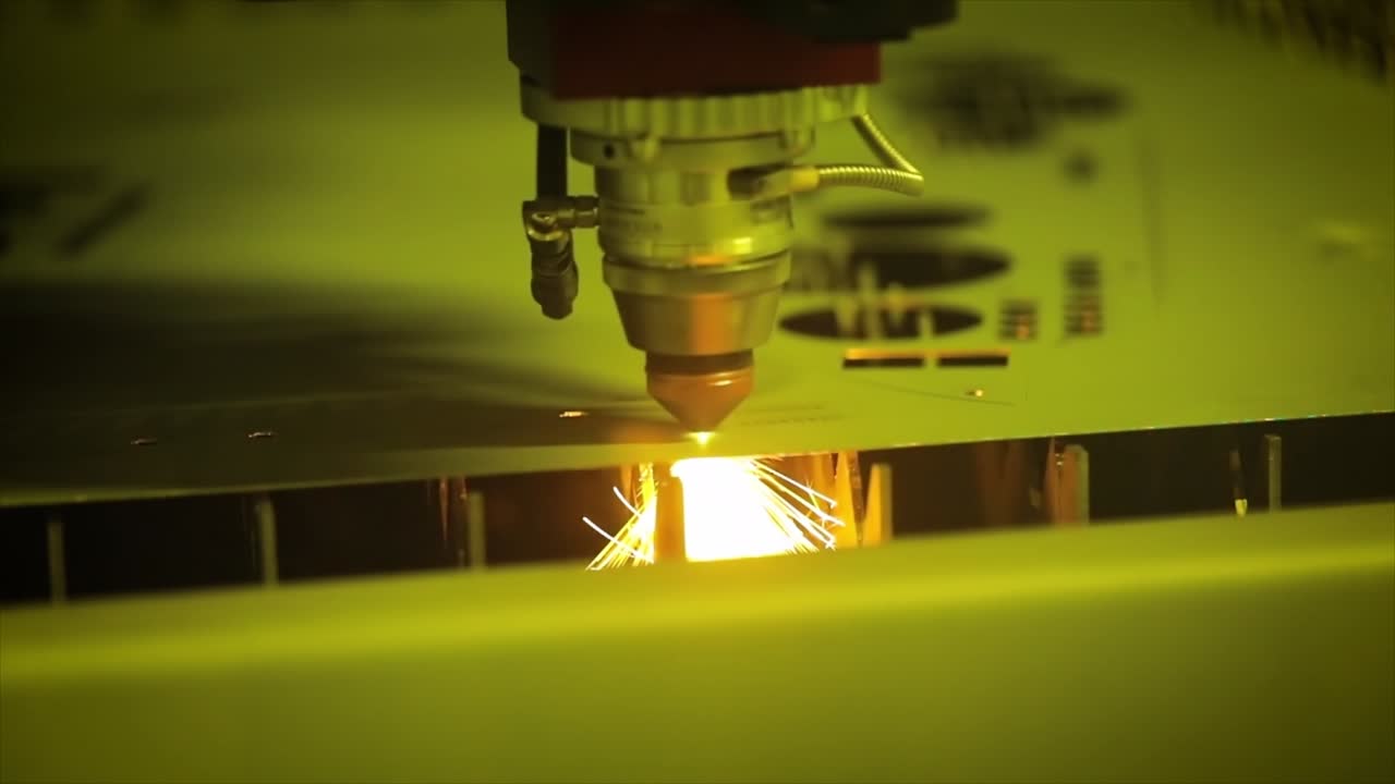 corte láser cnc de metal en cámara lenta, tecnología industrial moderna.