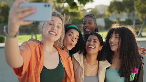 Selfie,-Frauen-Und-Freunde-Mit-Lächeln