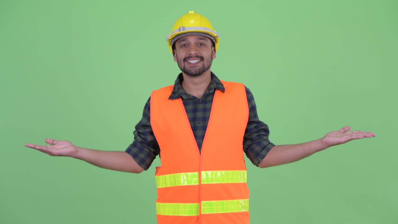 joven persa barbudo y guapo trabajador de la construcción