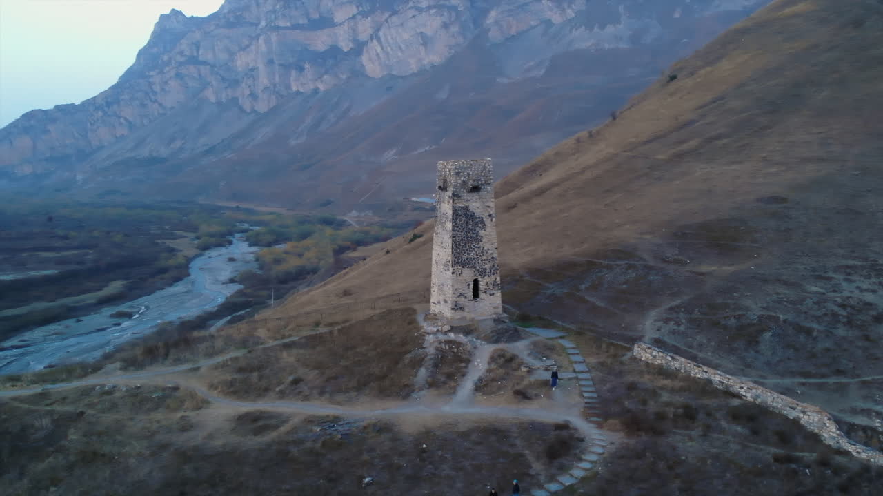 древняя башня в горном ландшафте