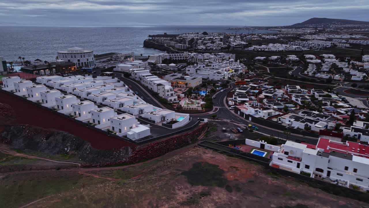Utsikt over bygninger nær kysten i Lanzarote, Spania ved skumring