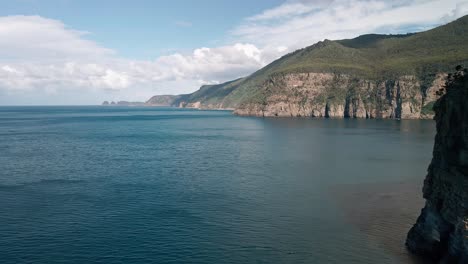 Forward-aerial-shot-of-Tasman-National-Park-in-Tasmania-on-a-clear-day