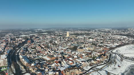 Luftaufnahme-Der-Stadt-Tongeren-Und-Des-Kulturzentrums-Velinx-Im-Winter-In-Belgien