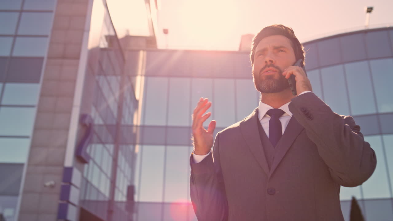 ceo inteligente comunicando teléfono inteligente fuera de la oficina de cerca. hombre de negocios llamando