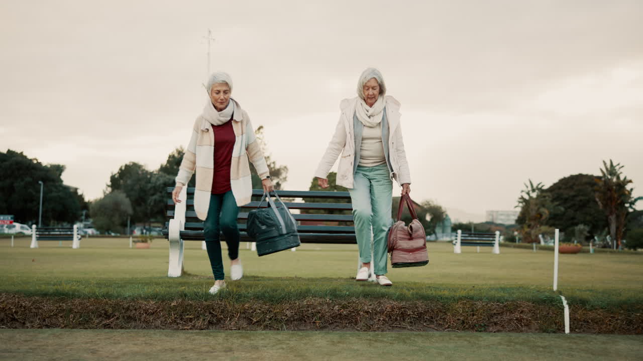 긴장을 풀고, 팔을 고, 은 여자들과 친구가 되세요.