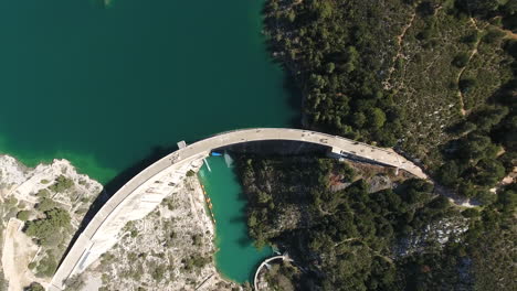 Vertikale-Drohnenaufnahme-Aus-Der-Luft-über-Einen-Staudamm-In-Südfrankreich.-Künstliche-Seewasserkraft