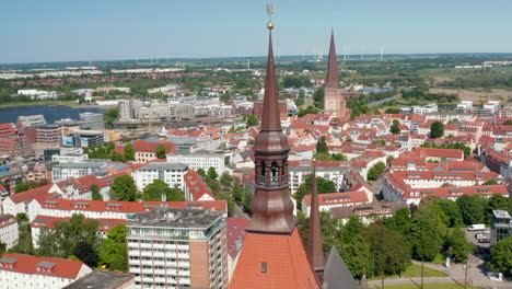 Panoramablick-Auf-Die-Stadt-Und-Die-Umliegende-Wasseroberfläche.-Umlaufbahn-Um-Die-Spitze-Des-Kirchturms-Geschossen