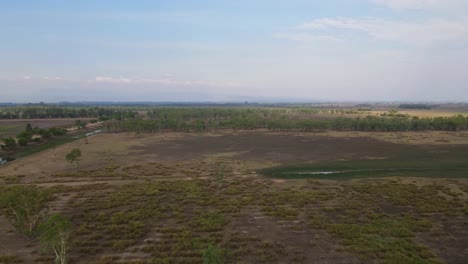 Imágenes-Aéreas-Hacia-El-Horizonte-Sobre-Pastizales-Y-Tierras-De-Cultivo-En-Pak-Pli,-Nakorn-Nayok,-Tailandia