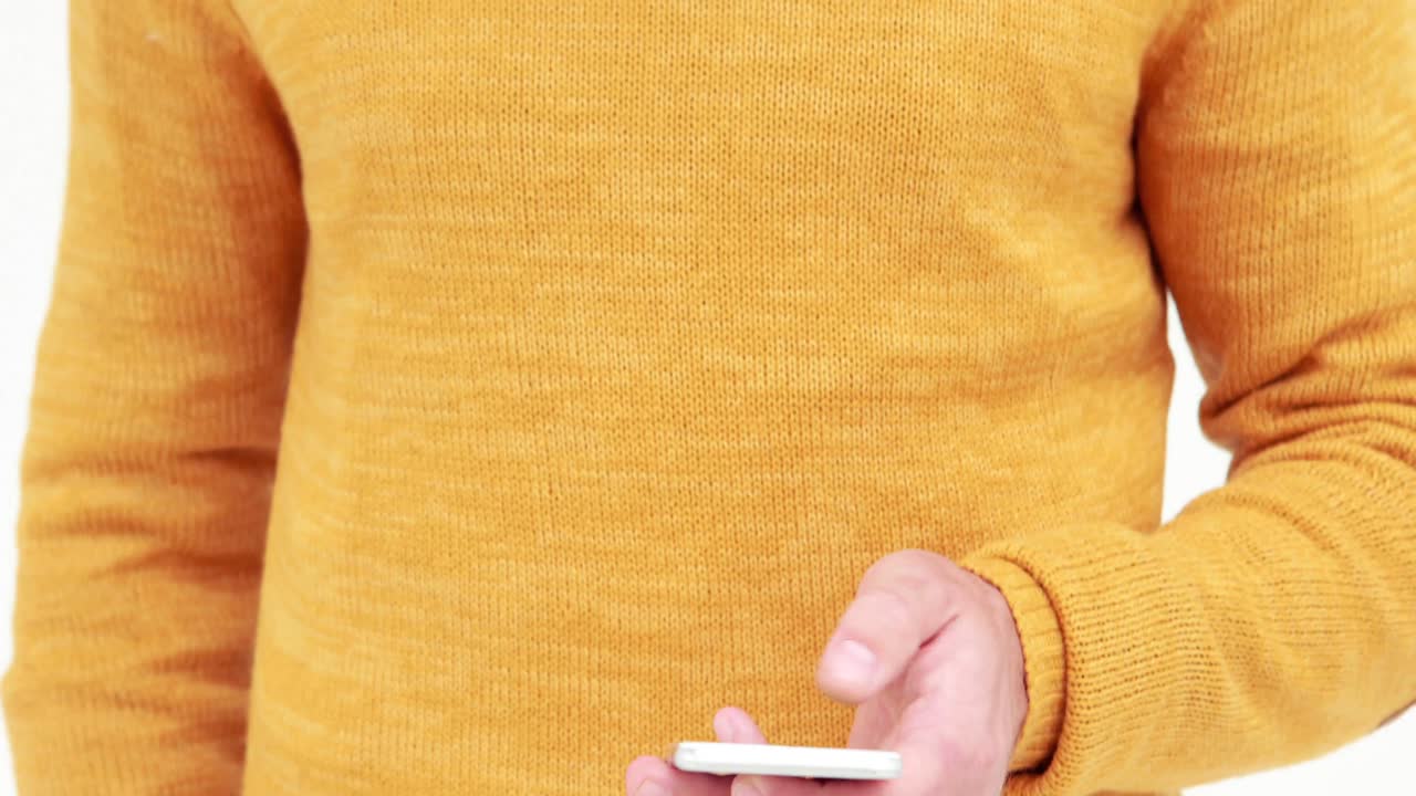 녹색 화면을 가진 스마트폰을 사용하는  ⁇ 스터