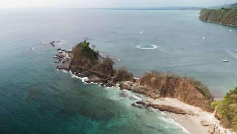 paisaje aéreo de un acantilado rocoso en la playa tropical de playa blanca en costa rica