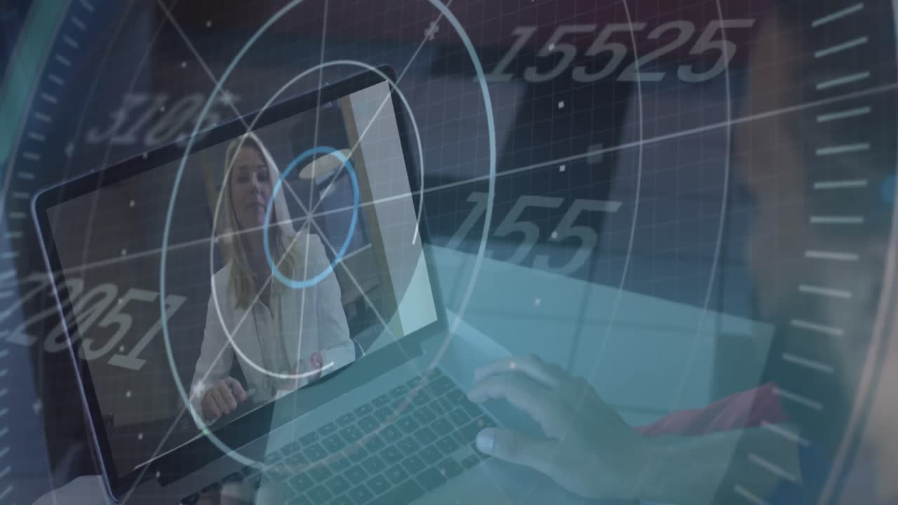 анимация обработки данных сканером над двумя различными коллегами, совершающими видеозвонок на ноутбуке