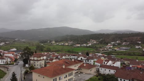 Pequeño-Pueblo-En-El-Interior-De-Portugal---Europa,-Vista-De-Drones-De-Los-Techos-De-Casas-Antiguas