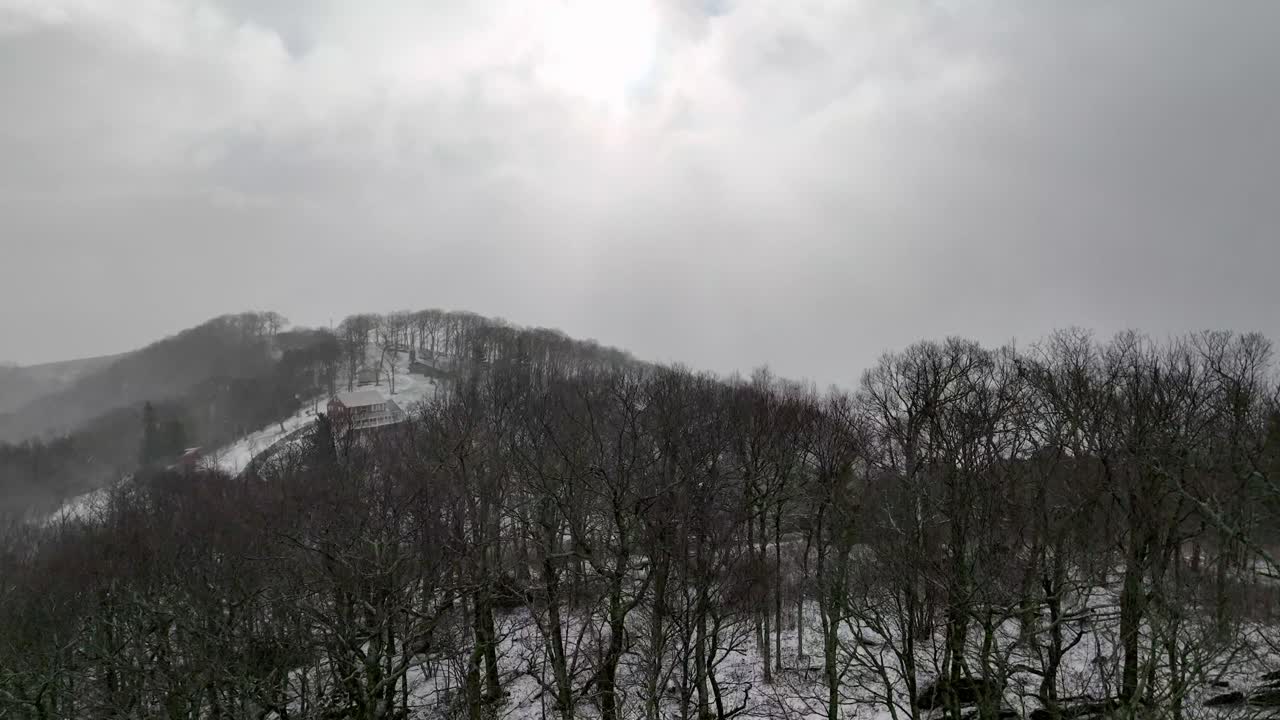 vista de las copas de los árboles sobre las montañas apalaches cerca de boone nc y blowing rock nc, carolina del norte