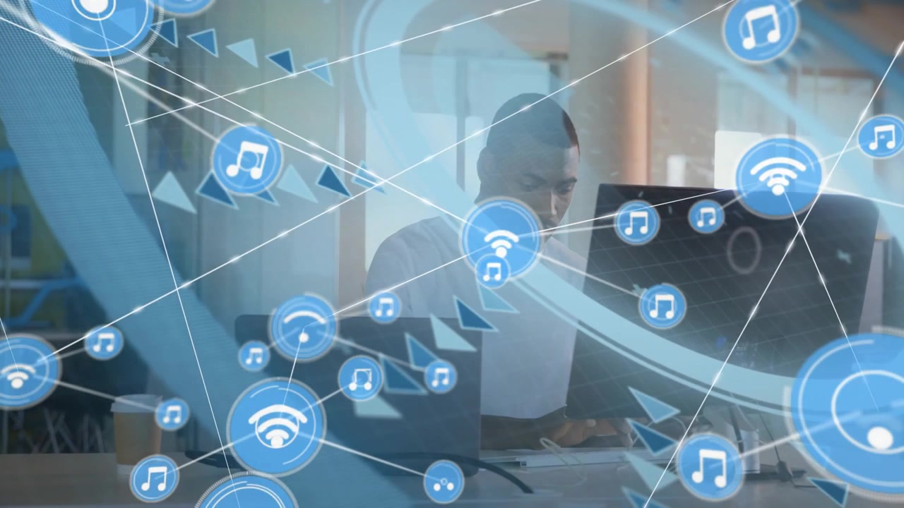 Kontorprofessionel taster på bærbar computer, der driver et teknisk brugerfladenetværk af pile og ikoner, som visualiserer et datanet