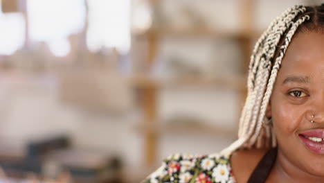 Media-Cara-De-Feliz-Mujer-Afroamericana-Con-Trenzas-Sonriendo-En-Un-Estudio-De-Cerámica,-Cámara-Lenta