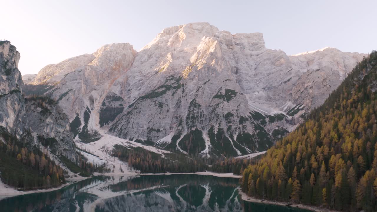 Ripresa aerea con movimento laterale a sinistra sopra il Lago di Braies nelle Dolomiti italiane