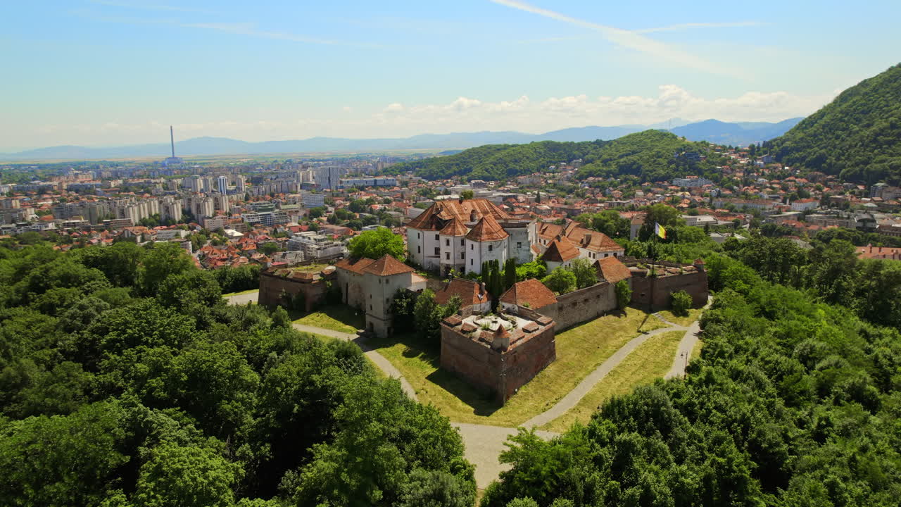 Vista aerea con drone della Cittadella di Brașov, in Romania. Fortezza medievale sulla cima di una collina. Edifici, alberi verdi