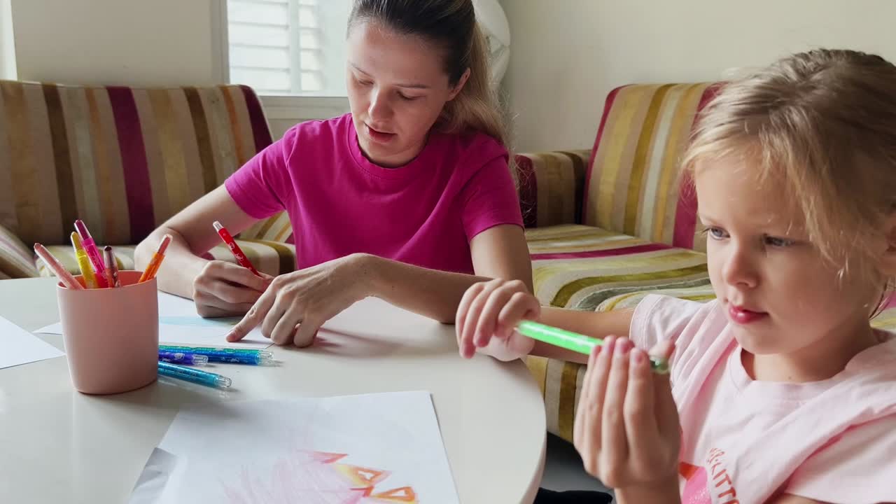 madre e hija dibujando juntos