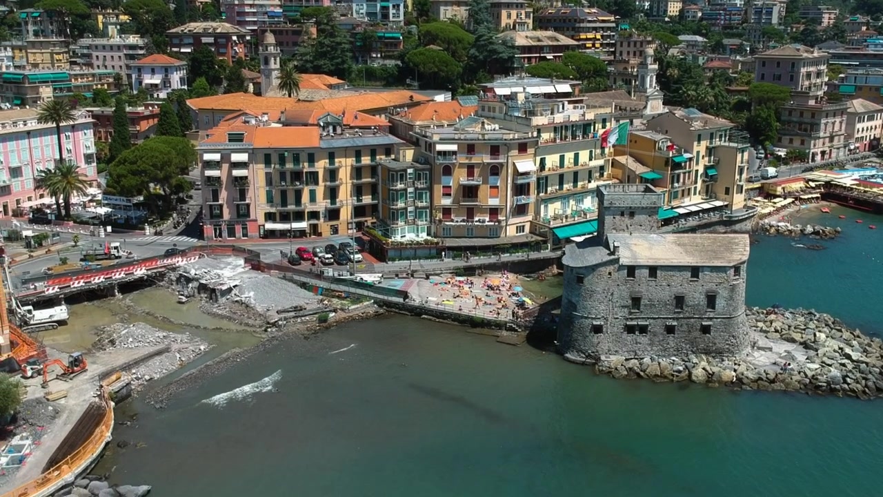 Panoramica aerea del Castello di Rapallo e della città, giornata soleggiata in Liguria, Italia.