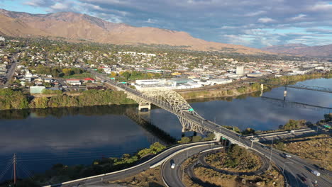 Frühmorgens-Antenne-Des-Columbia-River-In-Wenatchee-Washington---Drohne-Mit-Nebel-In-Den-Bergen