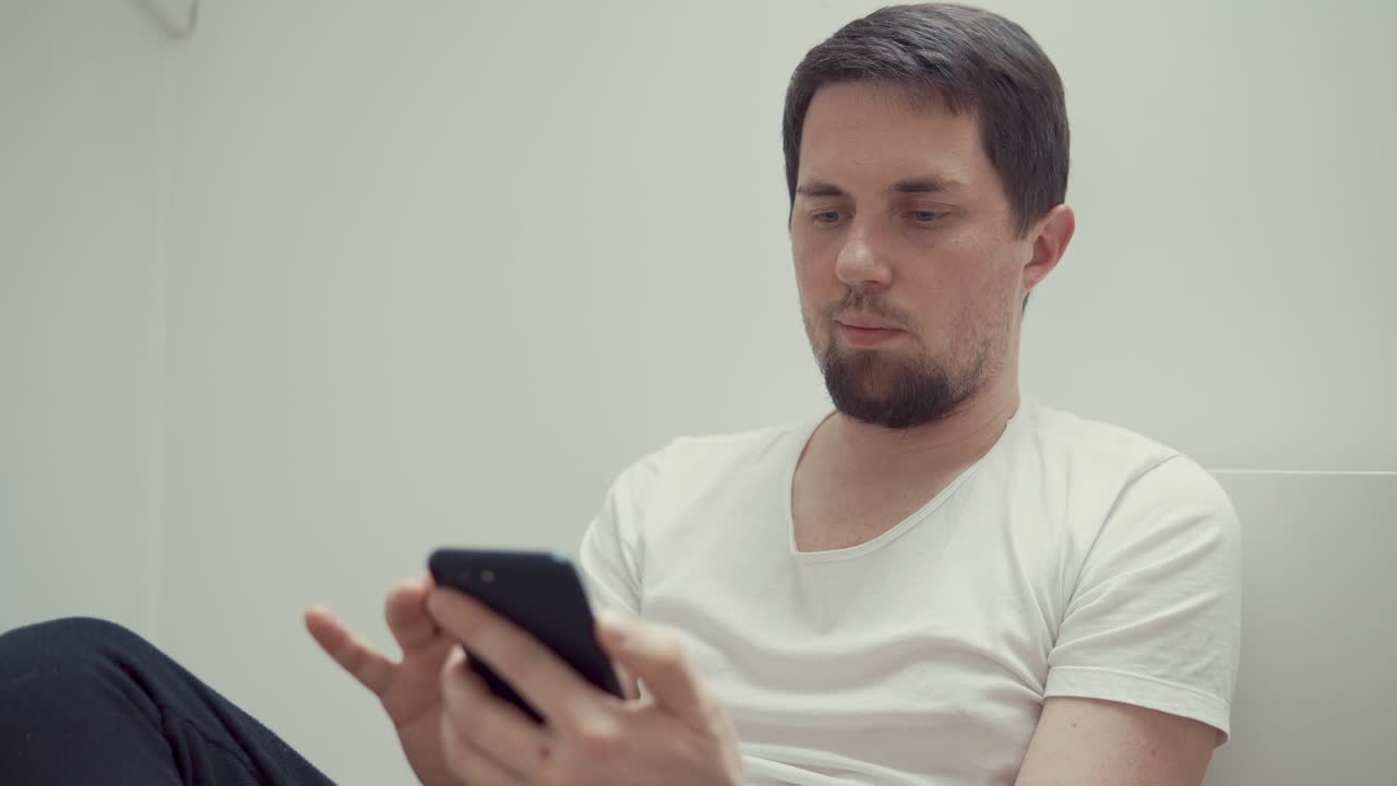 스마트폰을 사용하는 남자