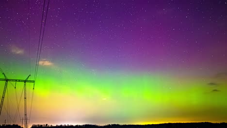 Zeitraffer-Der-Nordlichter,-Die-Den-Himmel-In-Der-Nähe-Von-Stromleitungen-Erhellen