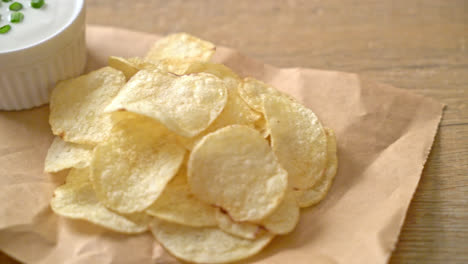 potato chips with sour cream dipping sauce