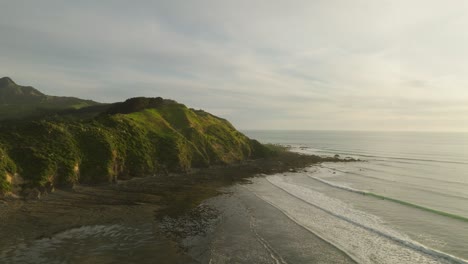 hermosa playa de kiritehere durante la puesta de sol dorada en la costa de nueva zelanda