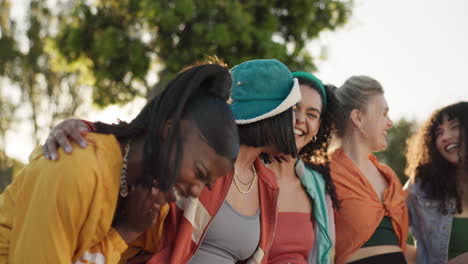 amigos, grupo y abrazo al aire libre con risas