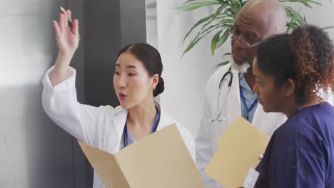 Montaje-De-Vídeo-De-Diversos-Trabajadores-Médicos,-Doctores,-Cirujanos-Y-Pacientes-En-El-Hospital.