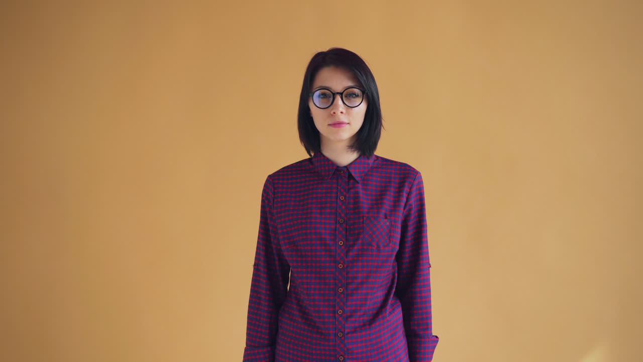 Donna in camicia scozzese e occhiali
