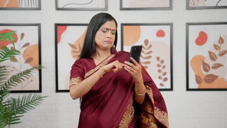 Mujer-India-Cansada-Desplazando-El-Teléfono