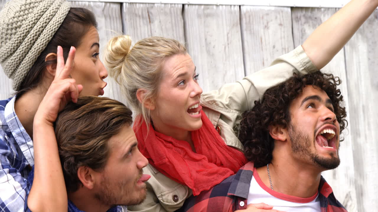 젊은 남자 들 이 여자 들 을 배 에 타고 다니는 것