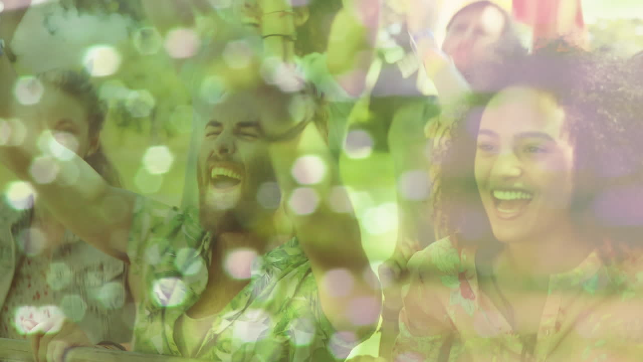 animación de una multitud feliz diversa saltando en un festival de música sobre manchas blancas