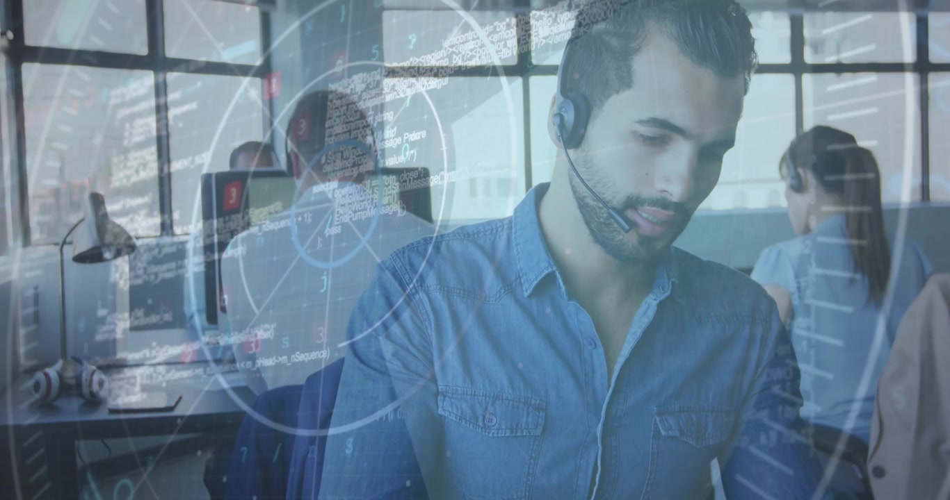 Animación de procesamiento de datos sobre un hombre con auriculares telefónicos trabajando en la oficina