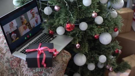 Hermosa-Habitación-Decorada-Con-Un-árbol-De-Navidad-Y-Regalos-Debajo.