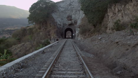 vías férreas y túnel a lo largo del país