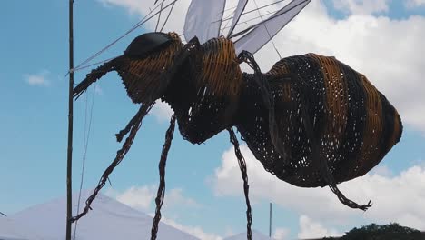 abeja gigante de mimbre volando por el cielo