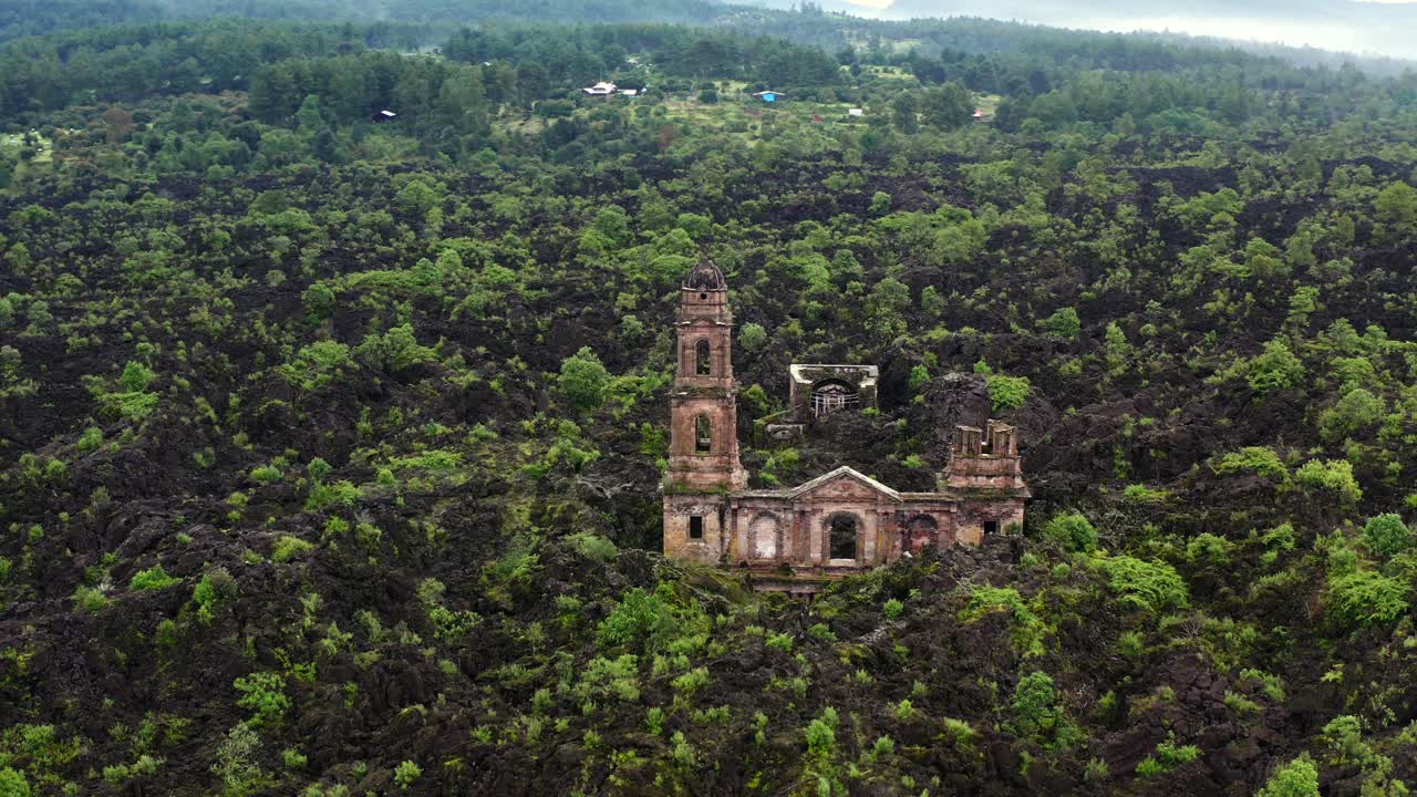 alta órbita de san juan quemado destruyó las ruinas de la iglesia en el volcán paricutin