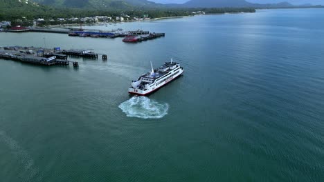 muelle de ferry de koh samui seatran, disparo de drone de barco, 4k, tailandia, surat thani