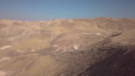 Antena-De-Sobrevuelo-De-Las-Montañas-Del-Desierto-De-Judea-Antes-Del-Atardecer-02