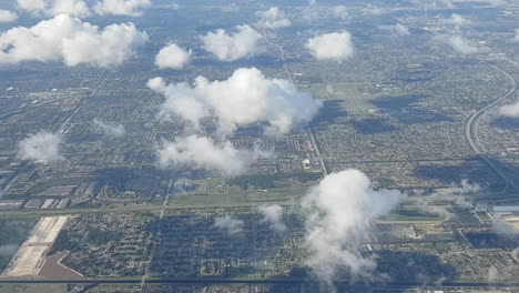 Vista-Aérea-De-La-Costa-De-Miami-Desde-Un-Avión