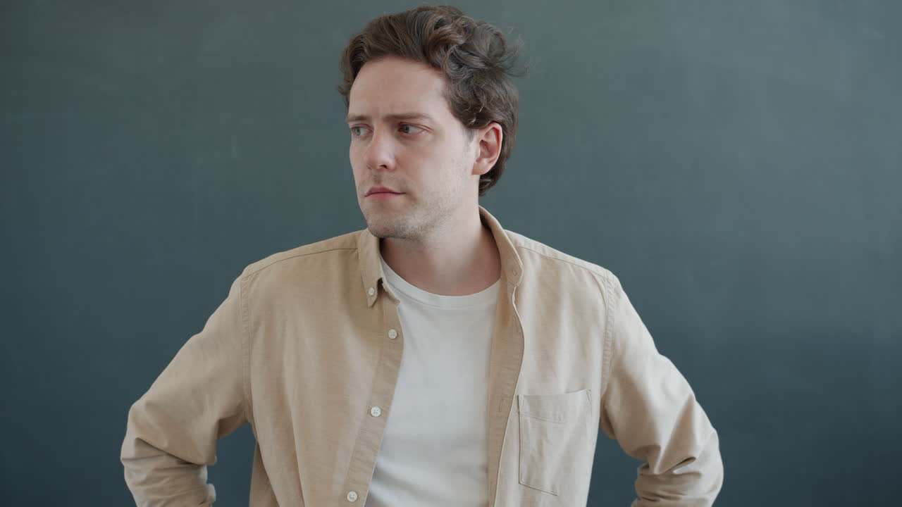 심각한 표정을 가진 남자