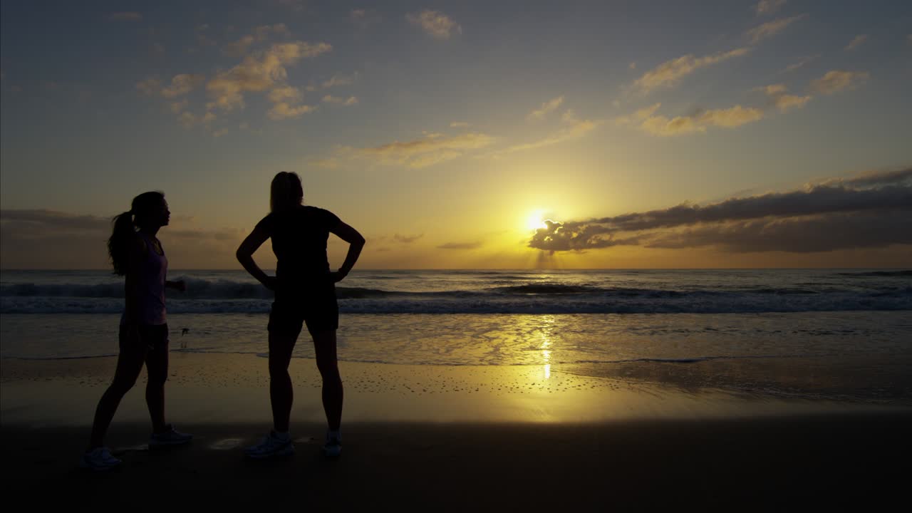 해가 뜨는 해변에서 카디오 훈련을 하는 민족 소녀들