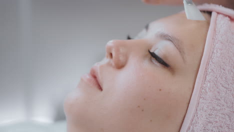 mujer que recibe tratamiento facial