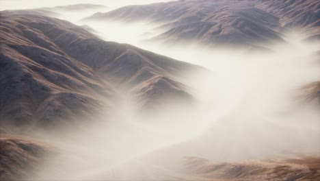 Berglandschaft-Mit-Tiefem-Nebel-Am-Morgen