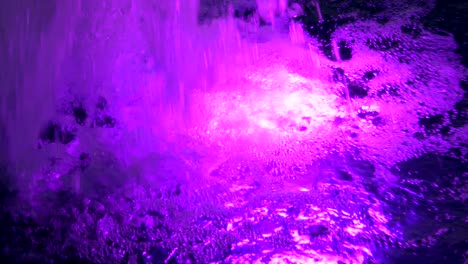 fuente de agua con luces de colores. bucle sin costuras.