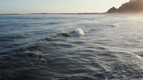 Olas-Aéreas-De-La-Costa-Del-Océano-Rompiendo-La-Puesta-De-Sol,-Siguiendo-A-La-Derecha-4k