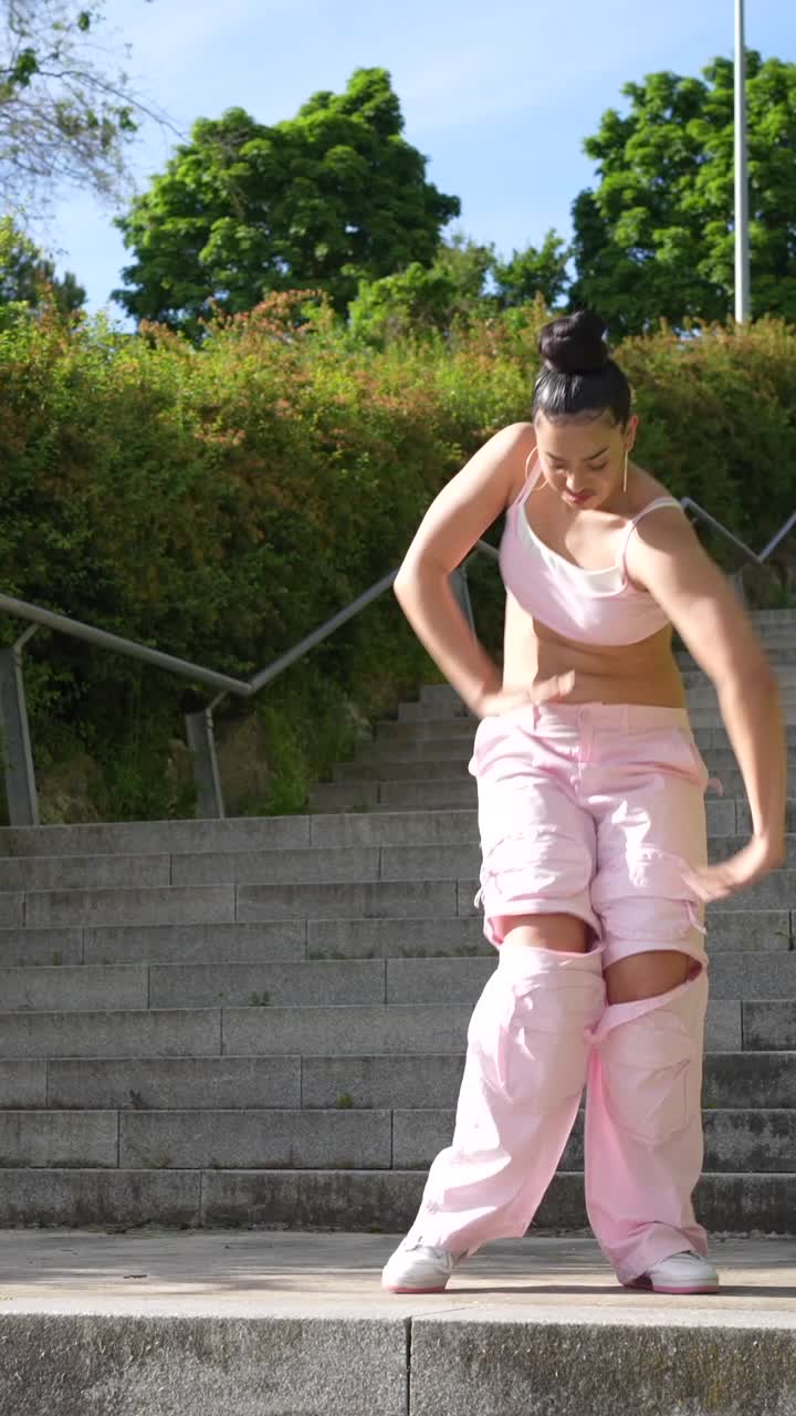 mujer bailando en un entorno urbano